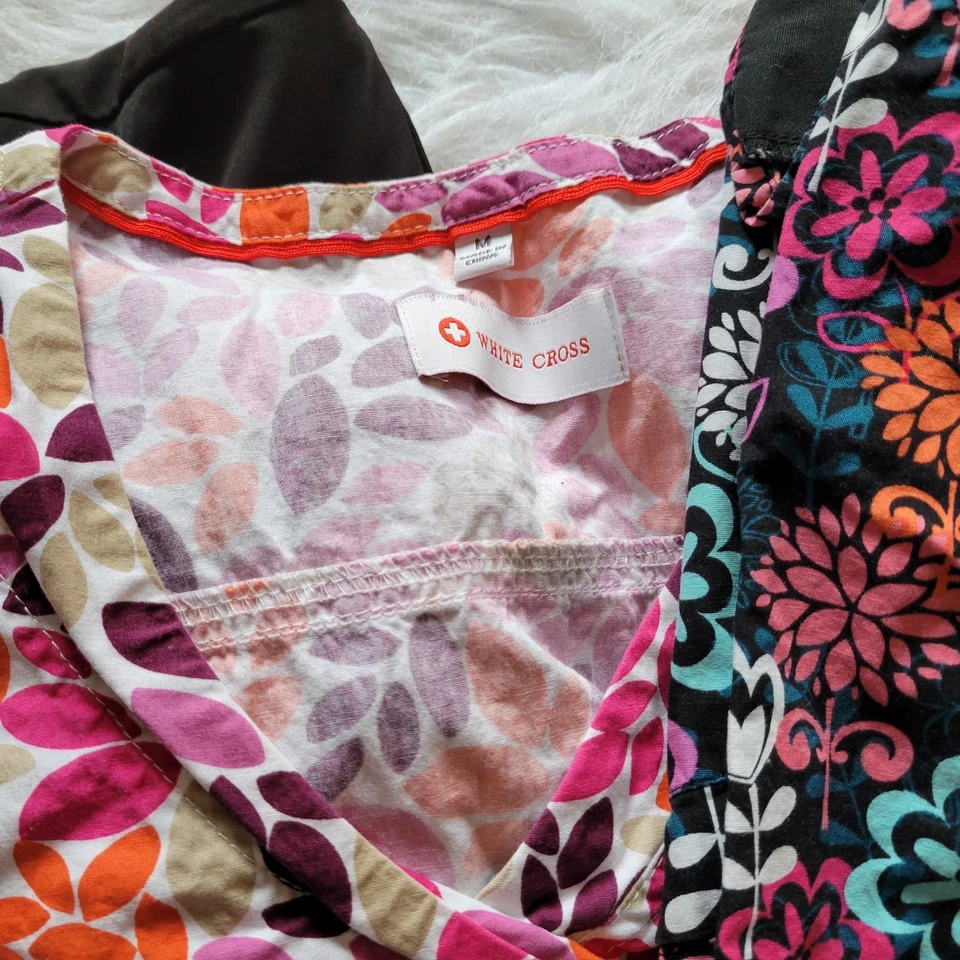 Lote de 5 Camisetas Médicas Estampadas Manga Corta Para Mujer Medianas Rojas Negras Florales Rosa Foto 2 de 4