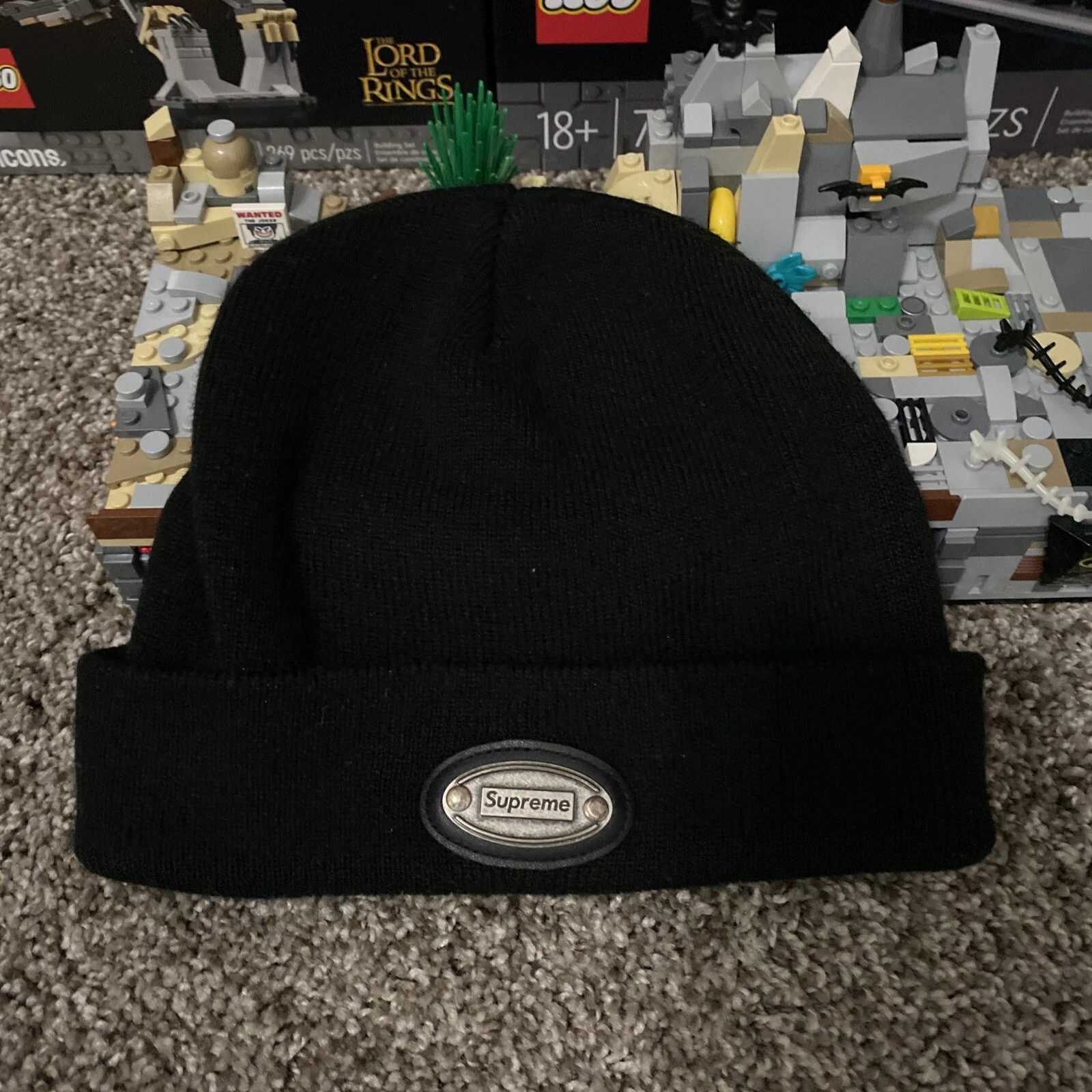 BONNET SUPRÊME PLAQUE MÉTAL (NOIR) FW19 GRAND LOGO S LOGO LOGO BEANIE