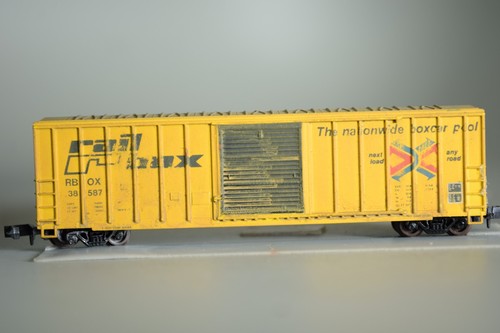 42080 escala N MDC ROUNDHOUSE 50' RIBB SIDE BOX CAR RBOX RAILBOX DESGASTADO | Zustand: New