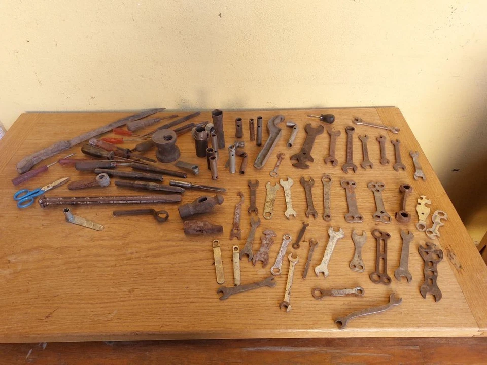 LOTTO NUMEROSI ATTREZZI IN METALLO CHIAVE INGLESE BULLONE LIMA MARTELLO SEGA - Immagine 2 di 4