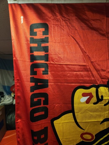 Enganche menor bandera satinada de los Chicago Blackhawks 3'x5' - Imagen 4 de 6