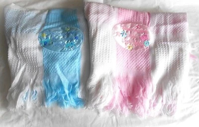 FIRST STEPS Chal Bebé, Bordado, 120cm x 120cm, Blanco con Rosa o Azul