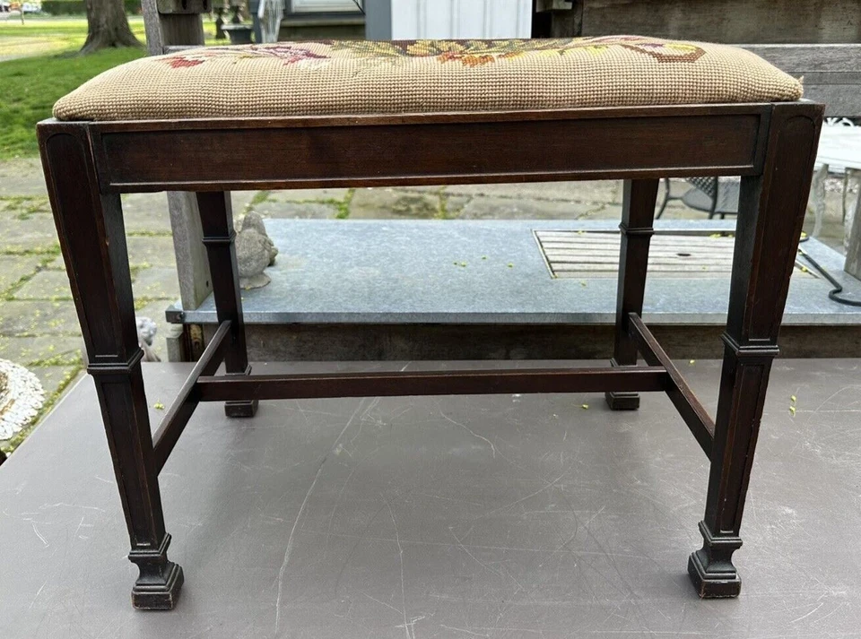 Reposapiés tocador antiguo vintage de nogal con asiento de punta de aguja Foto 4 de 4