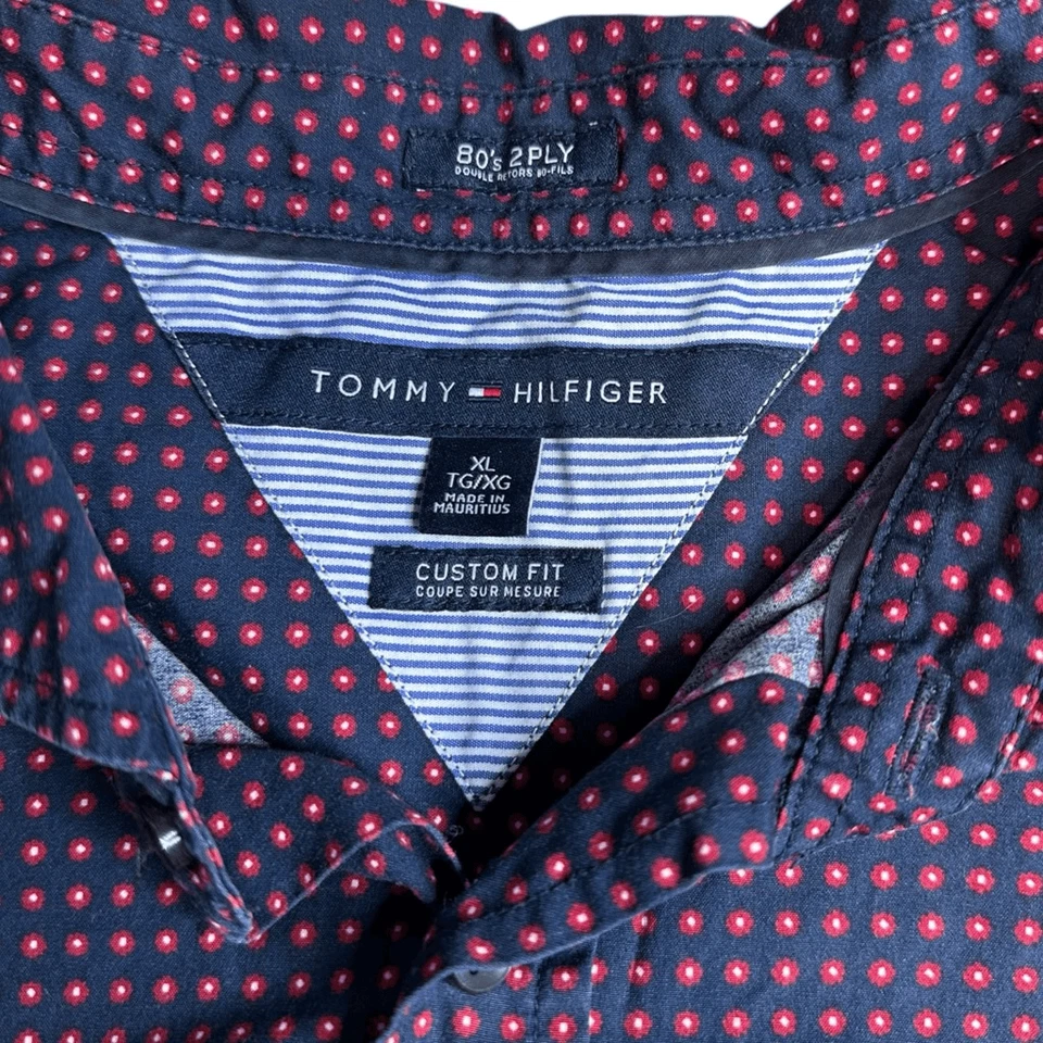 Camisa con botones manga larga estampado de lunares rojo azul marino TOMMY HILFIGER para hombre Foto 3 de 4