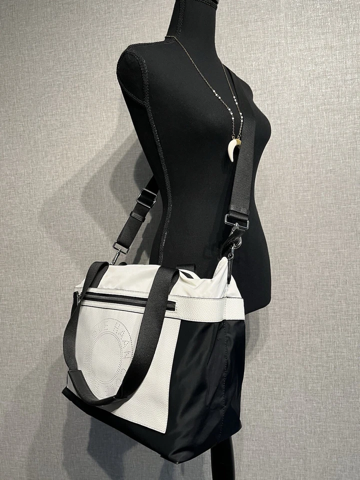 Bolso Mensajero de Hombro Cole Haan Grand Series Negro/Blanco Nylon/Cuero  Foto 3 de 4