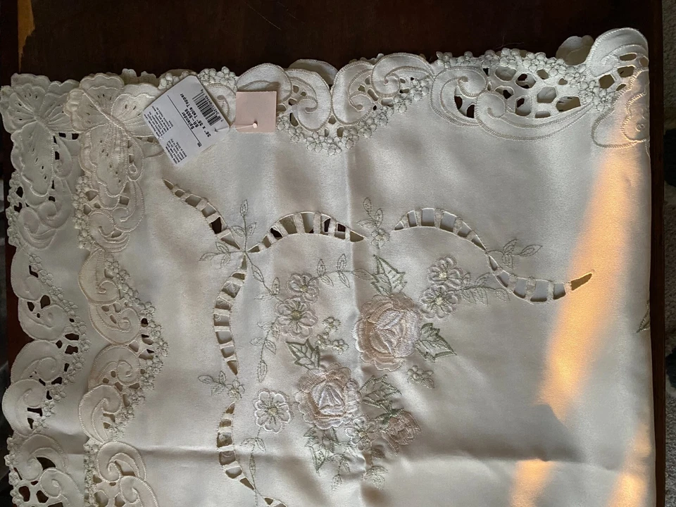 Heritage NEW #SR 3636, Splendor, 36" x 36" Table Topper - Image 2 of 3