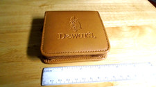 Whisky écossais vintage DEWAR'S marque blanche - réveil de voyage - bronzage zippé