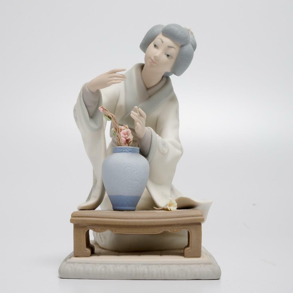 VTG. LLADRO GEISHA GIRL ARRANGING FLOWERS #4840 MATTE