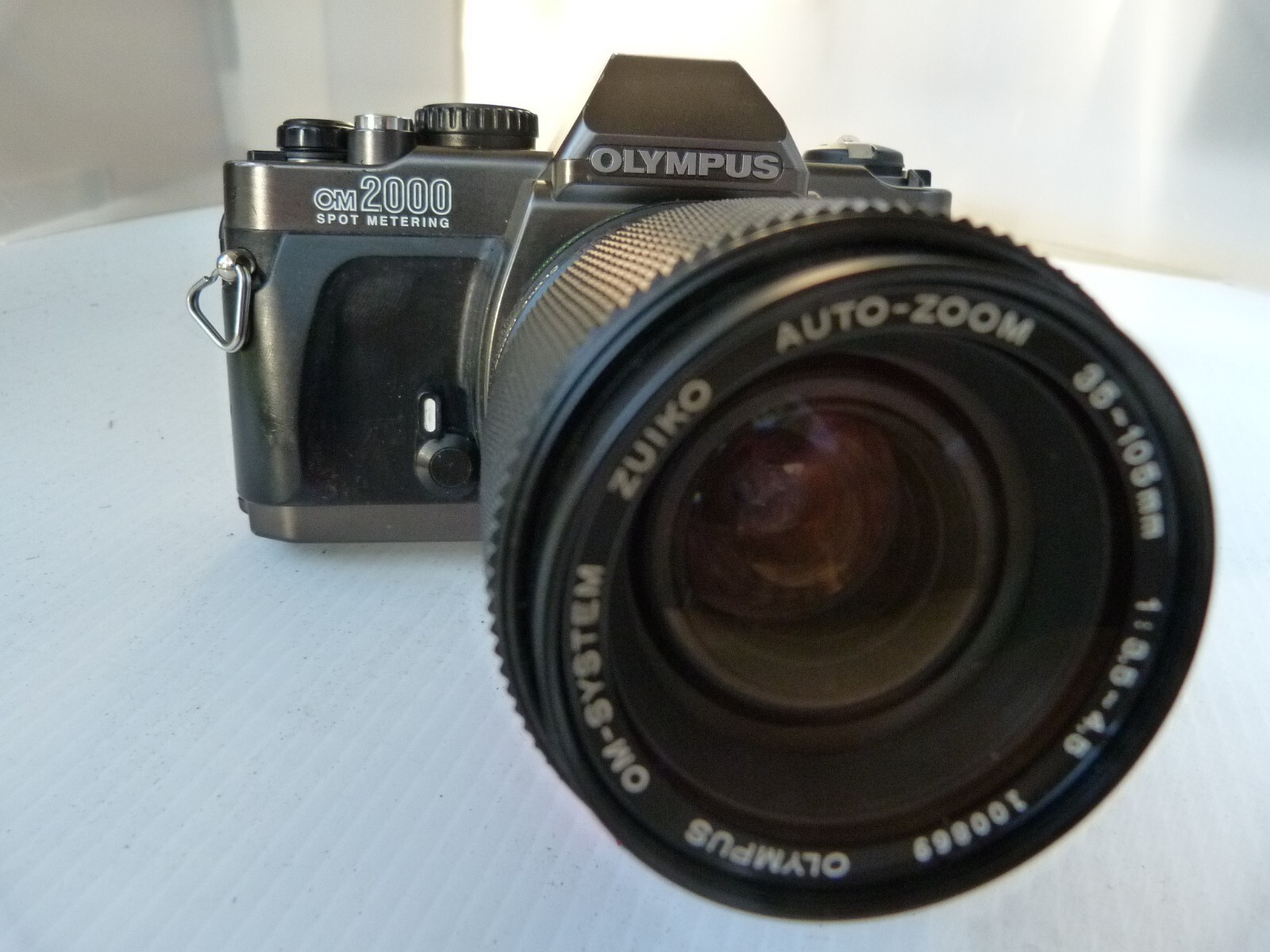 OLYMPUS OM2000 spot metering 35mm SLR Film Camera with 35-105/3.5-4.5 lens. READ