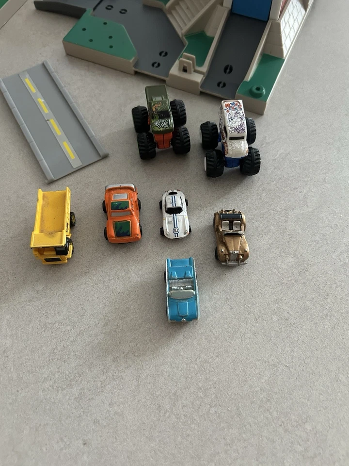 MICRO MACHINES GALOOB Lotto 7 Macchinine Mini Car + 3 Edifici - Vintage - Immagine 2 di 4