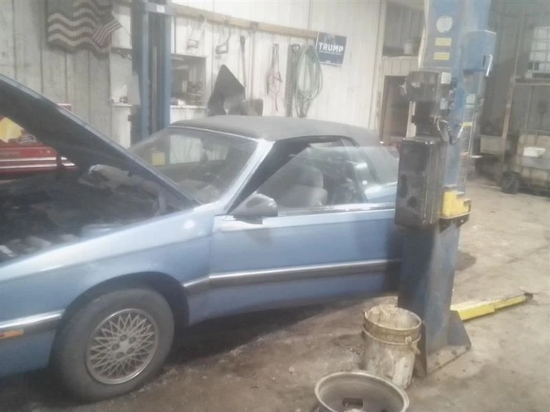 Guardabarros derecho pasajero compatible con 87-95 LE BARON 2038320 Foto 2 de 4