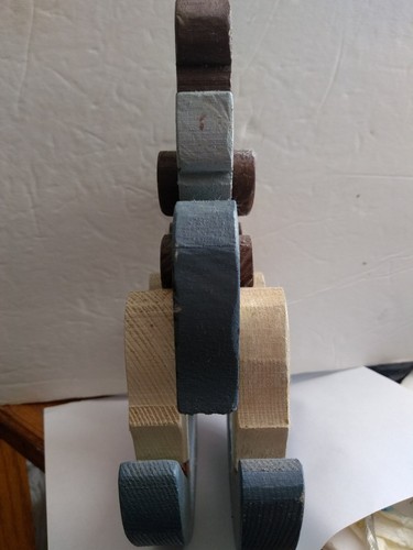 "Estatuilla artesanal de madera de oso de peluche sobre caballo mecedor de colección 8 3/4""x 6,5" - Imagen 2 de 6