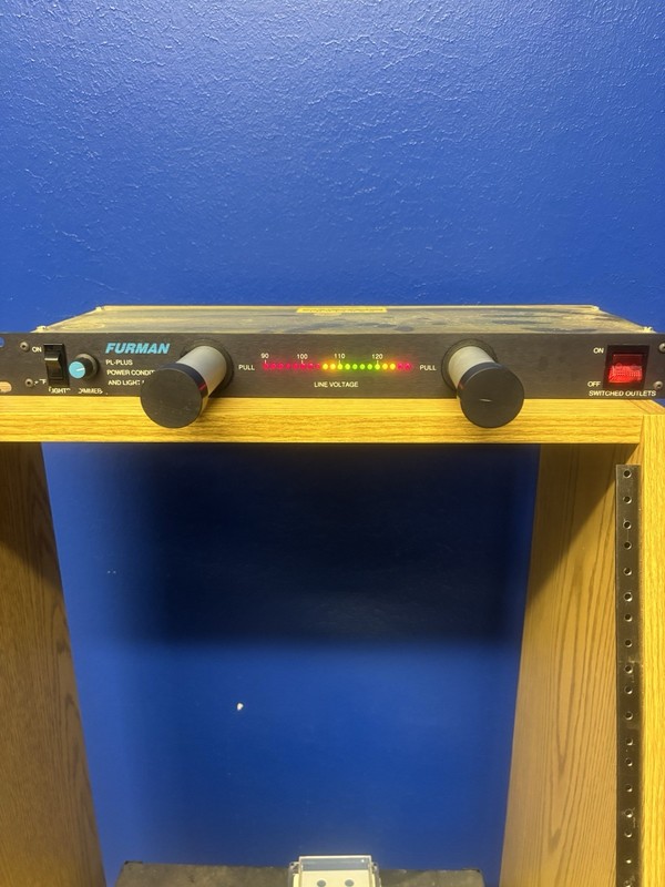 Furman PL-PLUS Power Conditioner & Light Module 120-Volt 15A 120V
