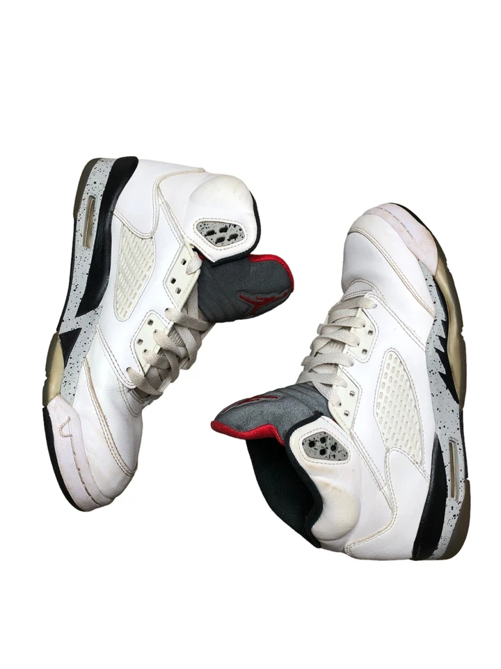 Zapato de baloncesto Jordan 5 retro rojo fuego lengua plateada niños (talla: 5,5 años) 440889-102 Foto 2 de 4