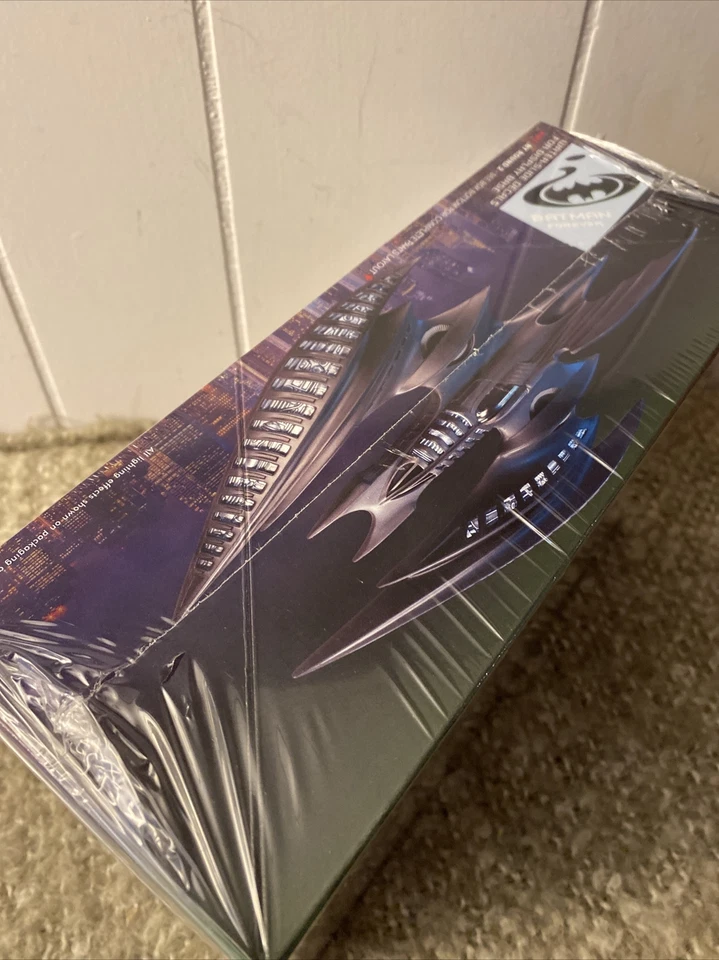 AMT Batman Forever Movie- Batwing Vehicles - Plastic Model Aircraft Kit - 1/32 - Image 2 of 4