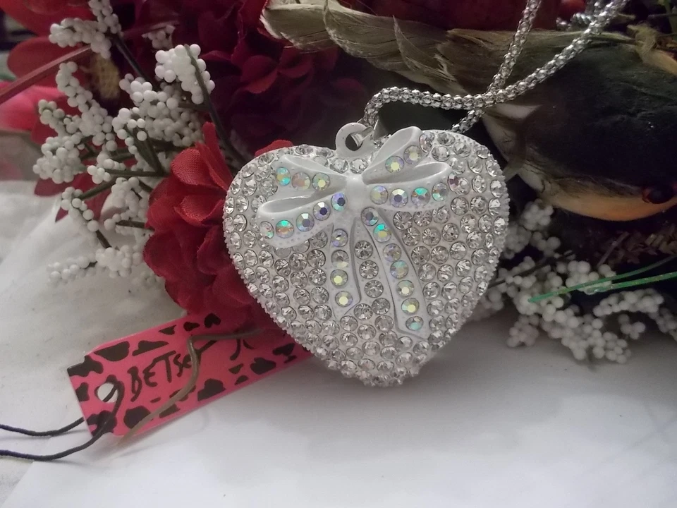 COLLAR COLGANTE BETSEY JOHNSON CORAZÓN BLANCO BRILLANTE PAJARITA CADENA LARGA Foto 2 de 4