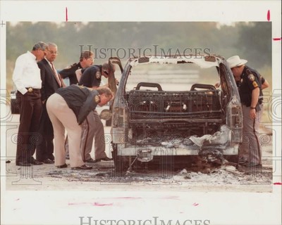 1991 Press Photo Harris County Sheriff's investigators look over burned van.