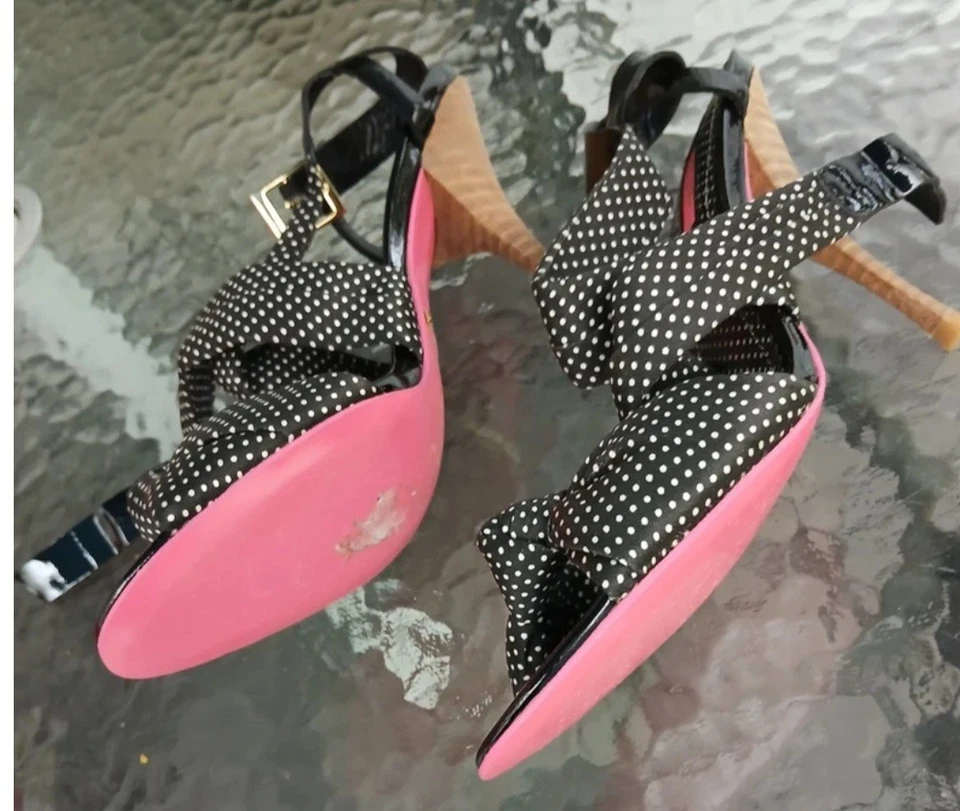 Stiletto Betsey Johnson Vero Cuoio Blanco y Negro Lunares Punta abierta Talla 7.5M Foto 2 de 4