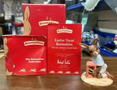 Schöne seltene Royal Doulton Bunnykins Easter Treat DB289 Figur verpackt SU559