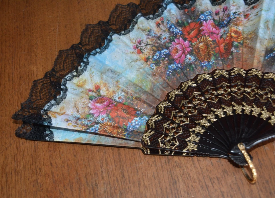 Abanico de mano de colección escena floral dorado sobre plástico negro 18" encaje victoriano Foto 4 de 4