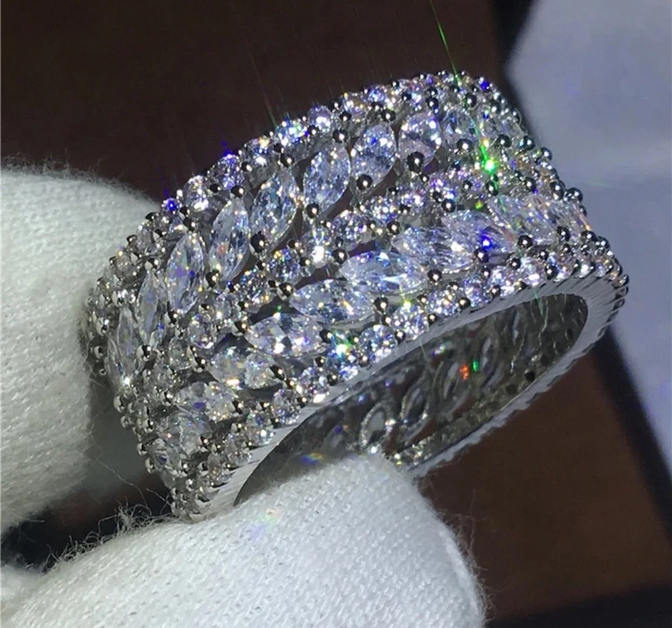 Anillo de eternidad enchapado en oro blanco de 18k hecho banda de aniversario de cristal de Swarovski Foto 3 de 4