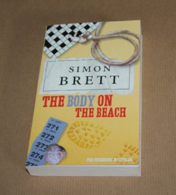 The Body on the Beach,Simon Brett- 9780330519625