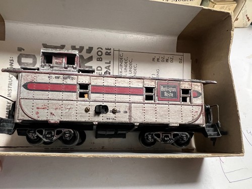 Athearn HO Burlington Caboose CB&Q (schlecht verwittert) beleuchtet mit Ein/Aus-Schalter