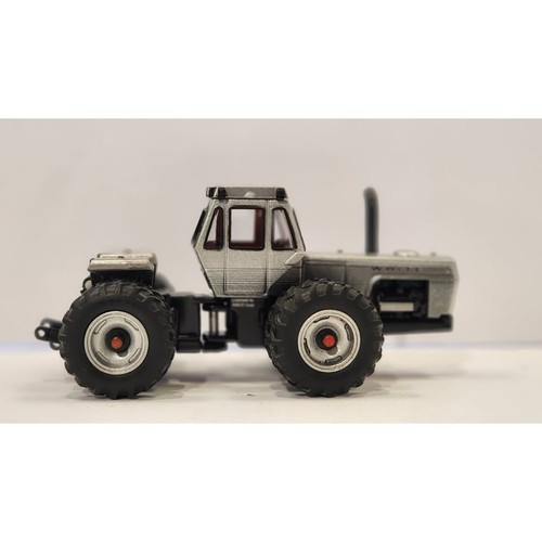 Ertl 1/64 Scale White 4-210 4WD Evolution Series Tractor - Picture 4 of 8
