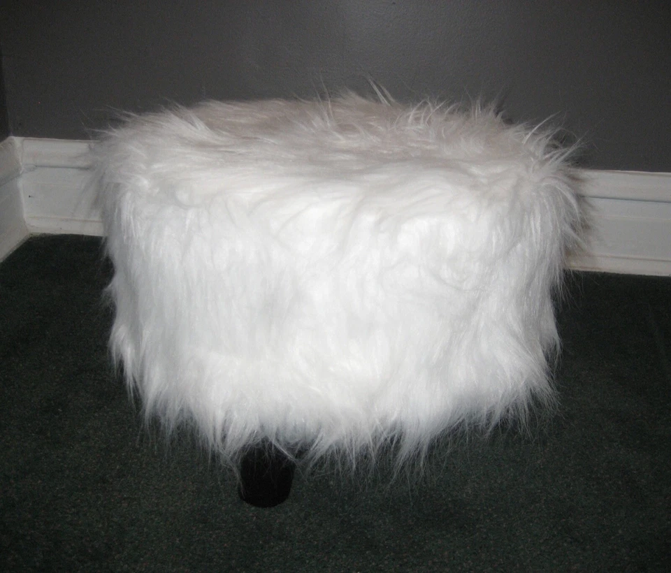 LINON CLAIRE WHITE FAUX FUR OTTOMAN FOR HYGGE HOME PLUSH  WARM INVITING ACCENT - Imagem 4 de 4