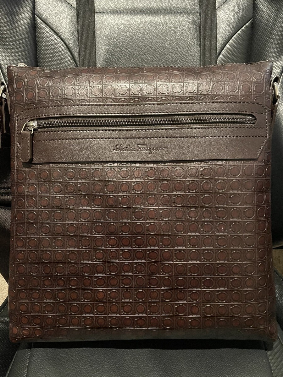 ☆関税込☆Ferragamo★メッセンジャー バック★BROWN★ Vintage Salvatore Ferragamo Gancini Embossed Messenger Bag