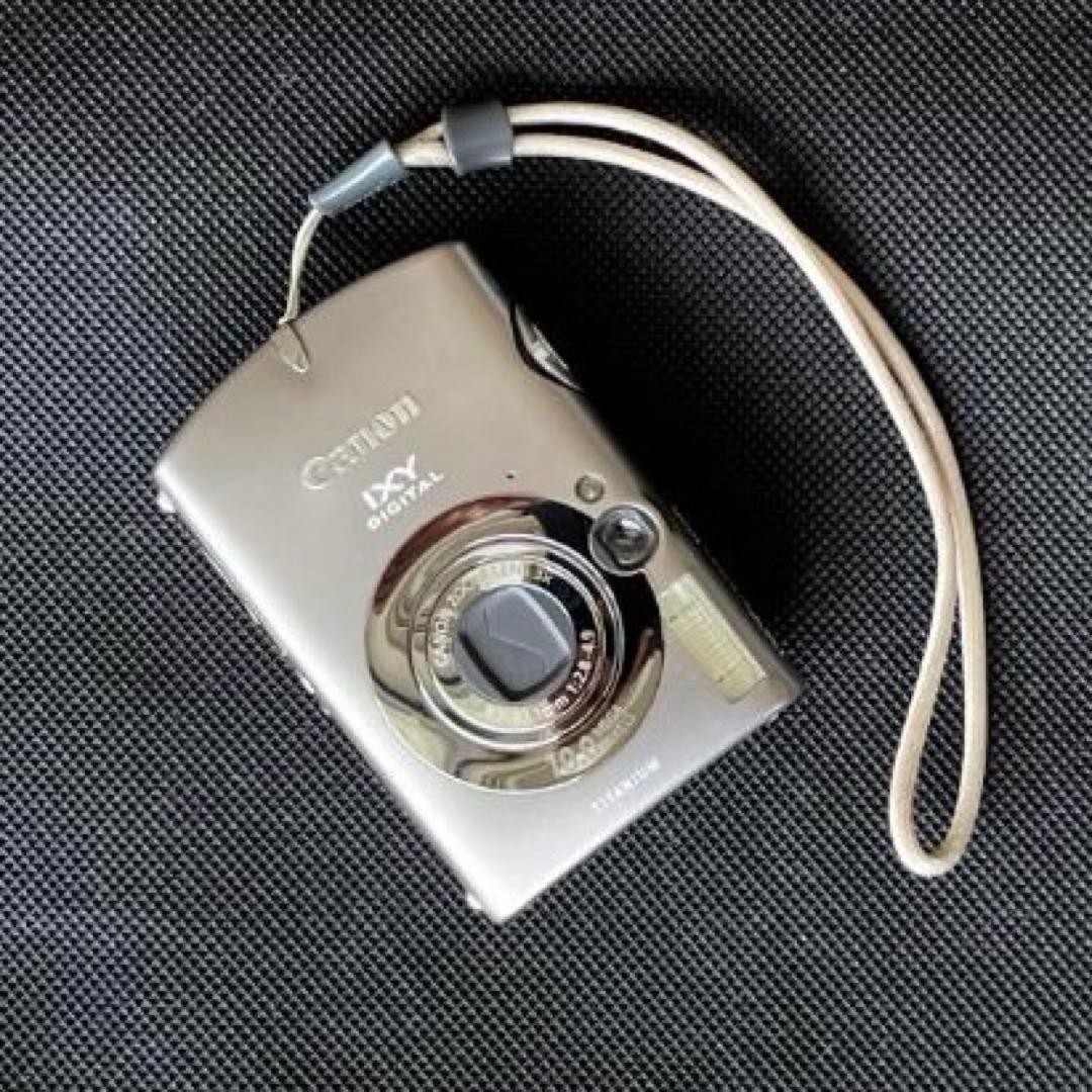 Canon IXY Digital 1000 Silver 10MP Compact Camera with Accessories