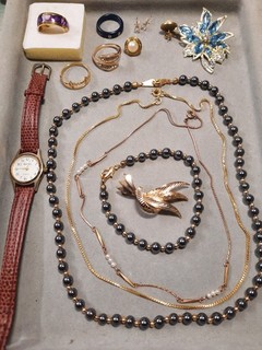 Lot de bijoux fantaisie modernes anciens et/ou vintage