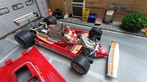 Griglia 1:18 EXOTO Ferrari 312 T4 #12 Villeneuve con ombrello, vincitore GP USA 1979 - Foto 5 di 21