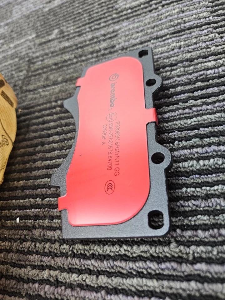 Pastillas de freno de disco delanteras Brembo P83066N Premium para Toyota Tacoma 2005-2023 Foto 3 de 4