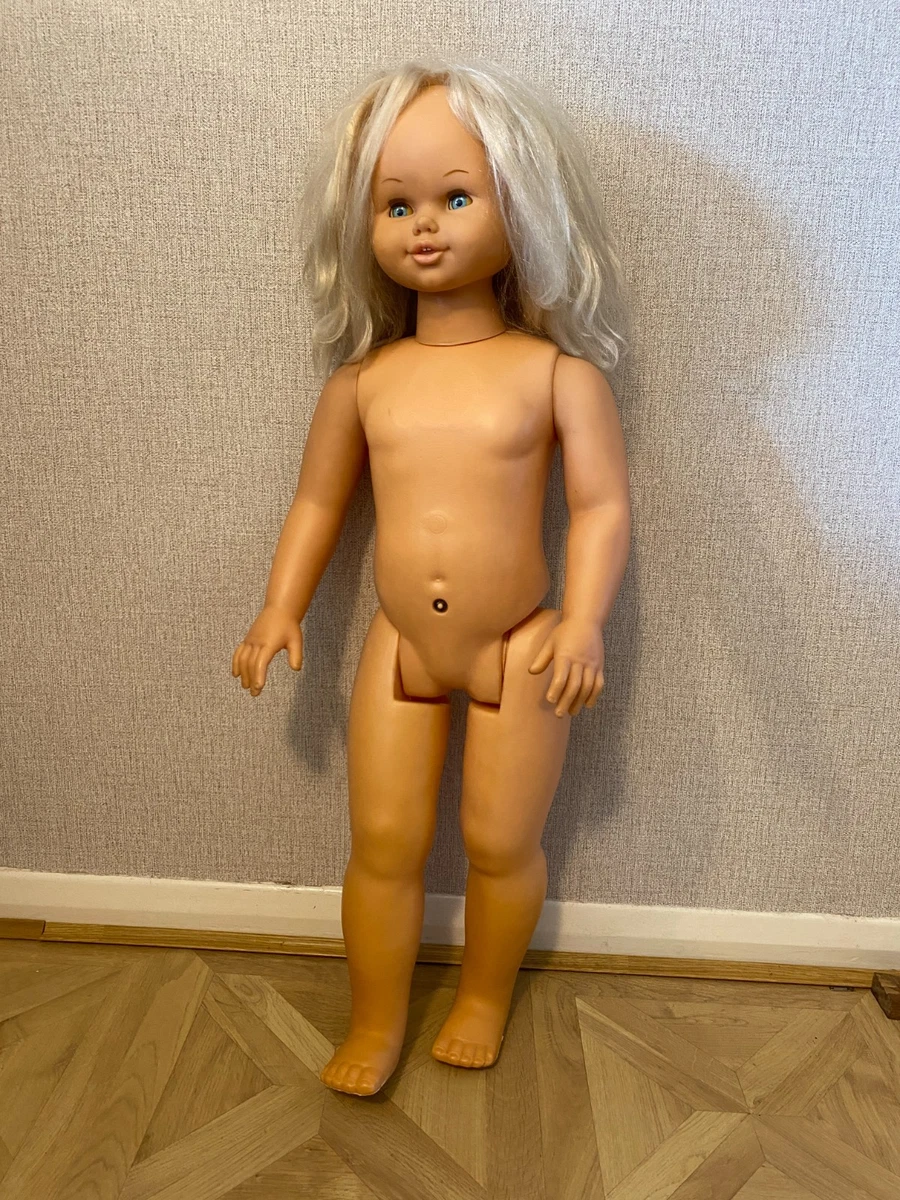 Poupée Barbie cheveux blonds avec mèches bleues, roses et argentées
