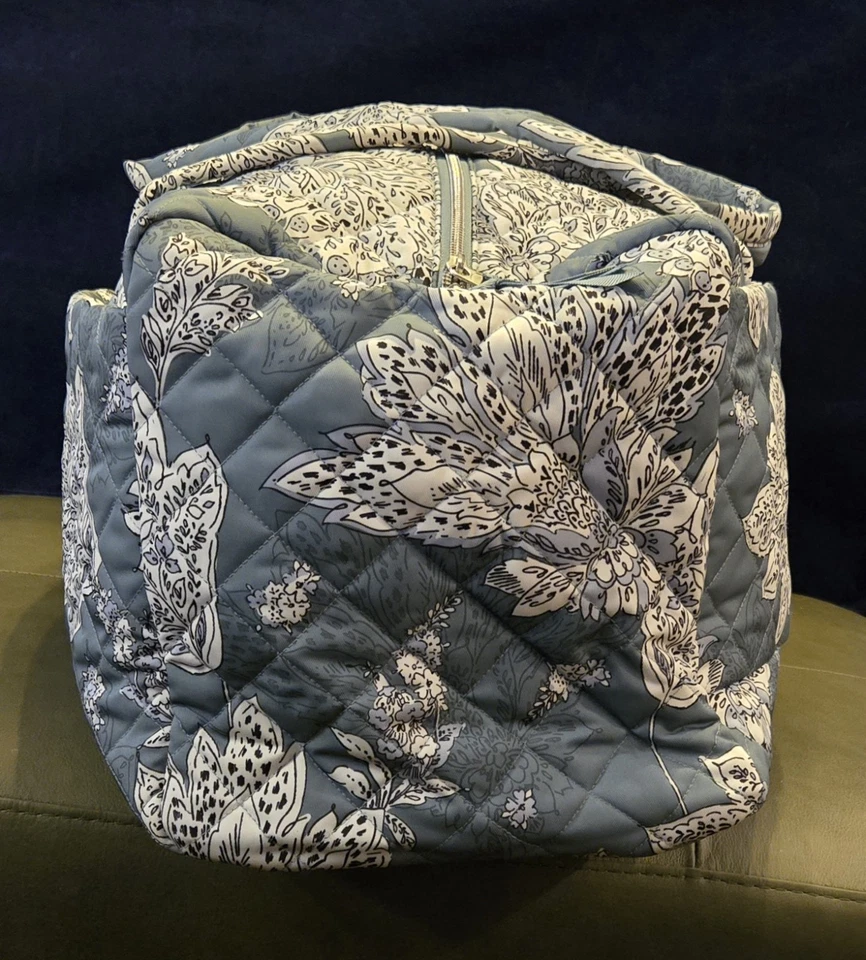 Vera Bradley Medium, 18" Travel Duffel Tiger Lily Blue Oar Carry On. New - Image 3 of 4