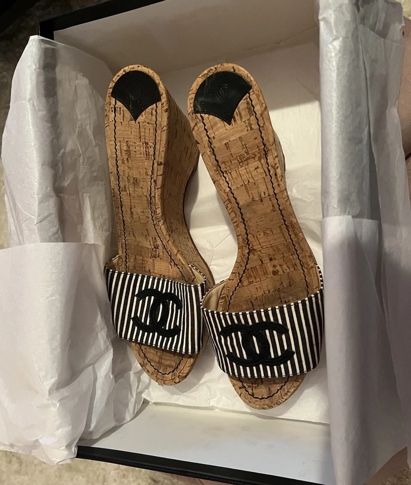 Sandalias de cuña Chanel vintage a rayas de corcho Foto 2 de 4