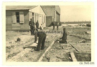 Orig. Foto russ. Gefangene bei Zwangsarbeit an JG77 Flugplatz DNO Russland 1942