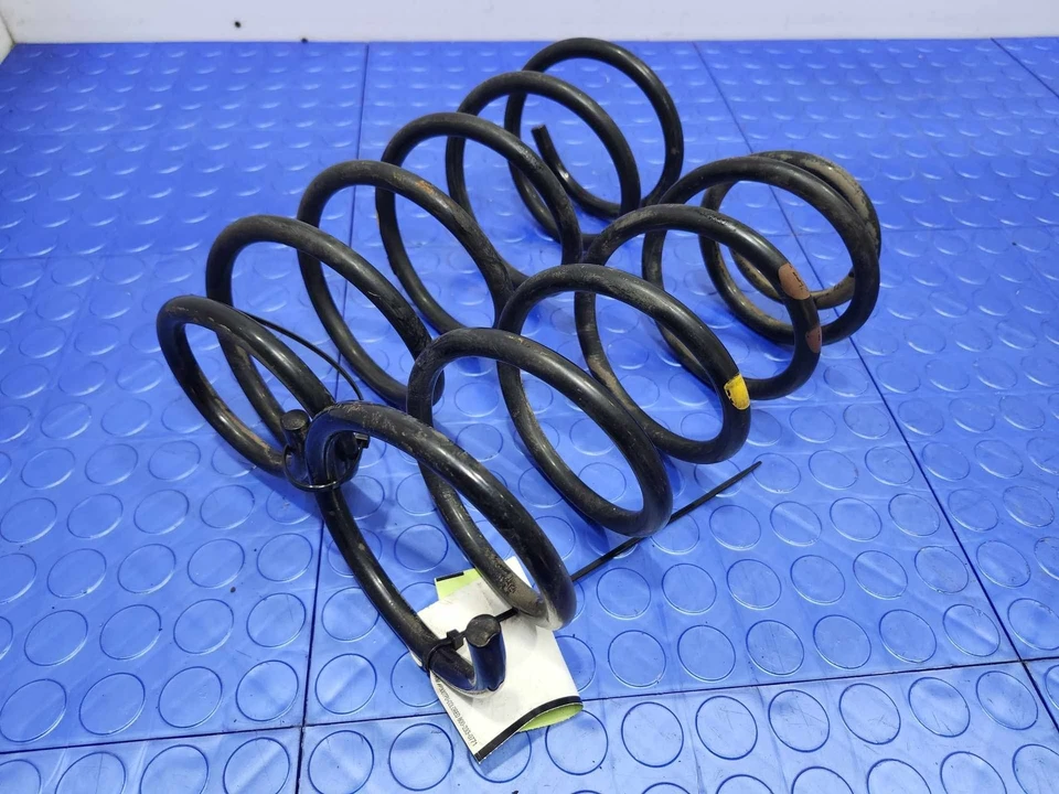 Conjunto de duas molas helicoidais de suspensão traseira Kia Forte 2014-2016 fabricante de equipamento original 55330A7200 - Imagem 2 de 4