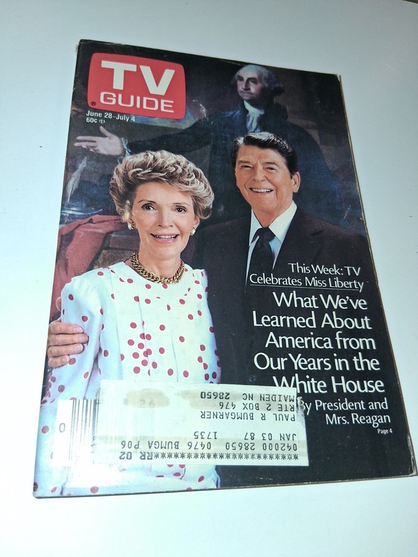 PRE OWNED TV GUIDE 1986 RONALD & NANCY REAGAN W/LT WEAR W/MAILING LABEL COMPLETE