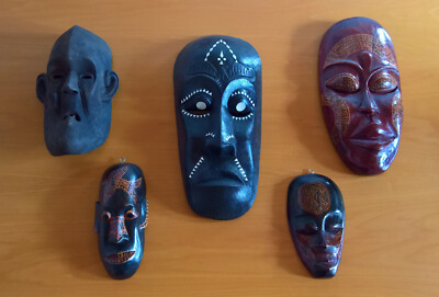 Set mit 5 original Wandmasken aus Bali, Indonesien, der  Insel der Götter .