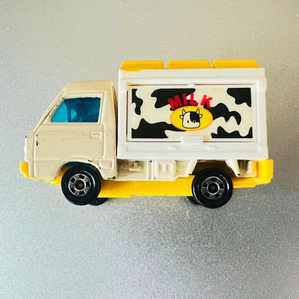 TOMY TOMICA No.31 Subaru Sumber Cow Milk Van, Made in Japan, 1998-2000 - Image 4 of 4
