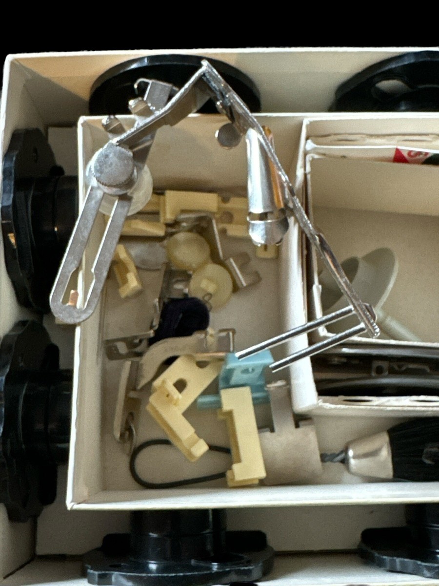 アクセパーツ Singer Deluxe Zig-Zag Sewing Machine Model 628 Accessory Kit