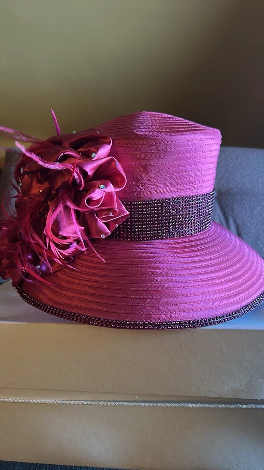 Vibrante sombrero de iglesia rosa satinado con diamantes de imitación y adornos de plumas  Foto 2 de 4