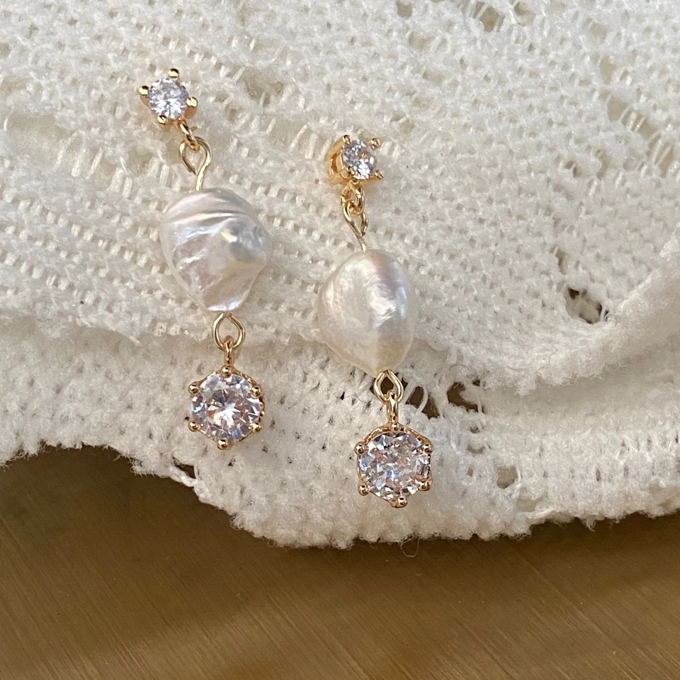 Orecchini con perla barocca in stile minimalista perno argento dorato  - Immagine 2 di 3