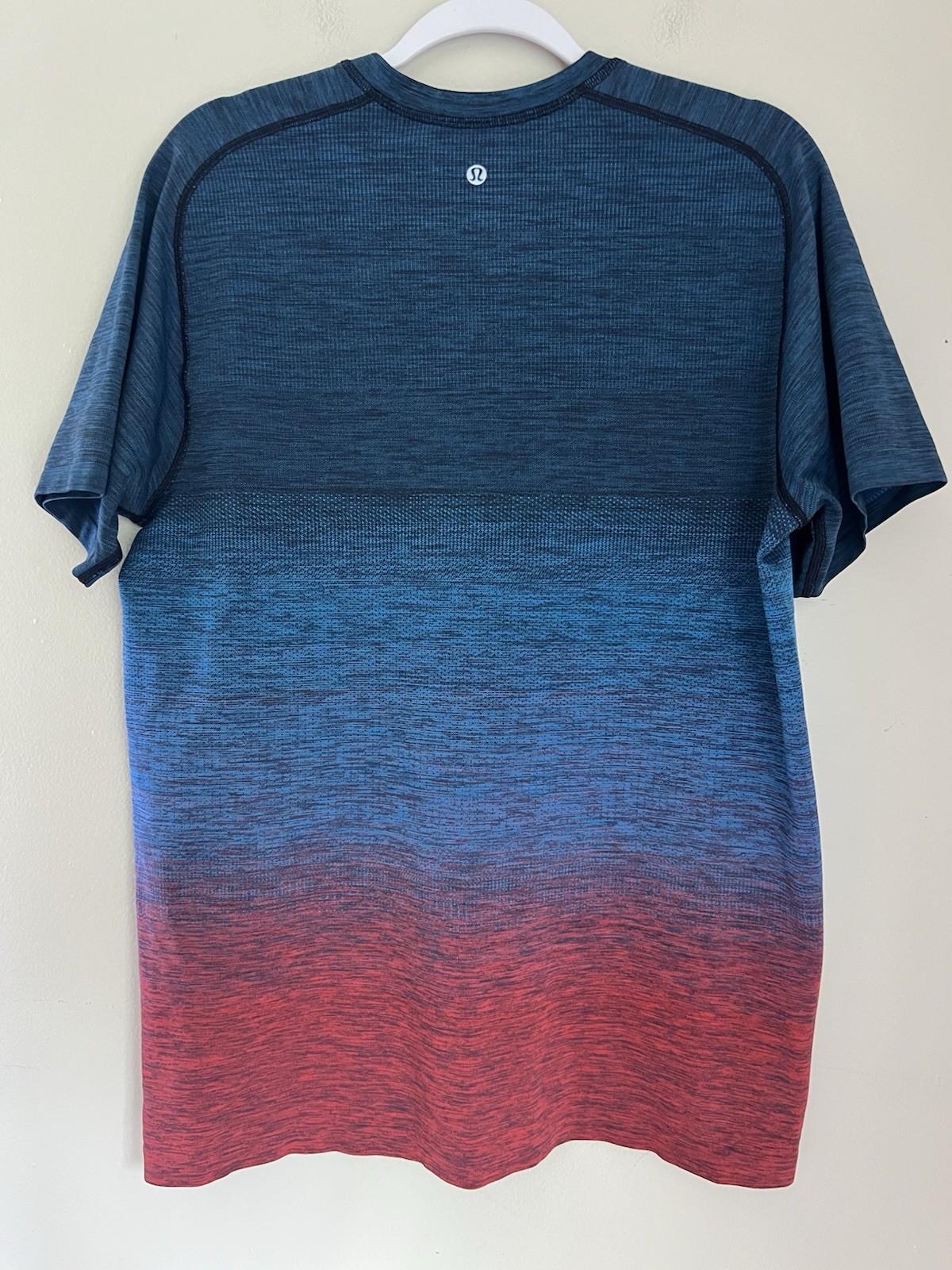Lululemon Rare Metal Vent Tech Shirt Men’s L  V-Neck SS Deep Navy Blue Red Ombre image 2