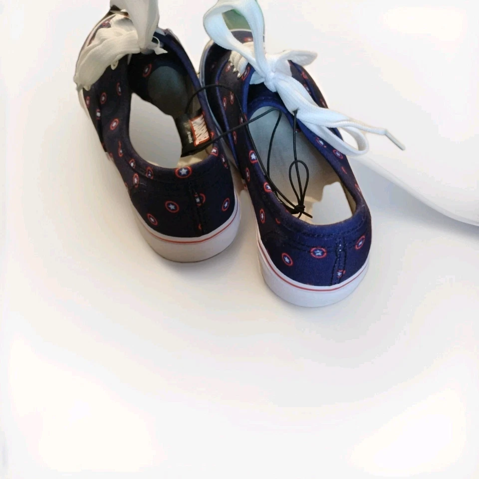 Zapatos de lona unisex Marvel Captain American de caña baja azul marino. Talla 6 Foto 2 de 4