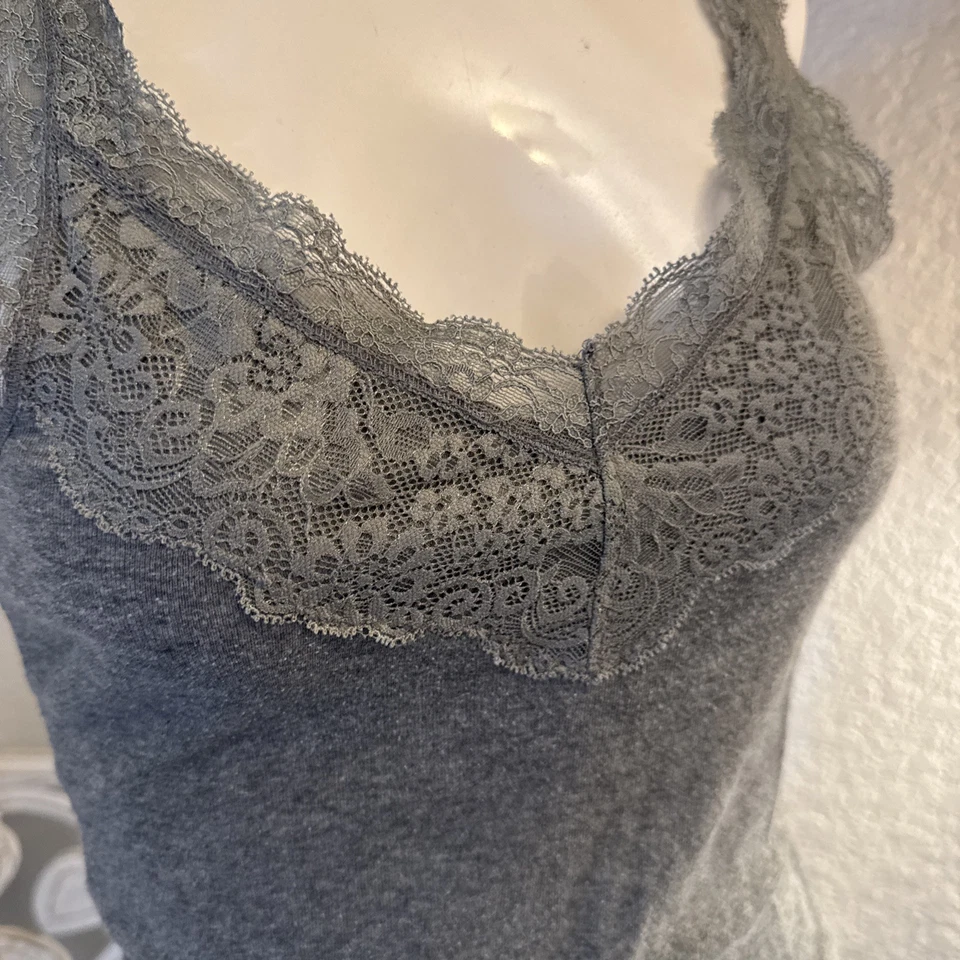 Camiseta sin mangas de encaje Y2K para mujer M gris ribete de encaje Raceback Bella Swan femenina Y2K Foto 2 de 4