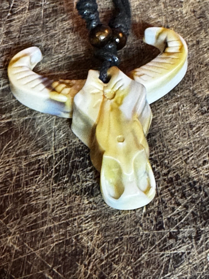 Collar colgante calavera búfalo con diseño de cuernos Foto 3 de 4