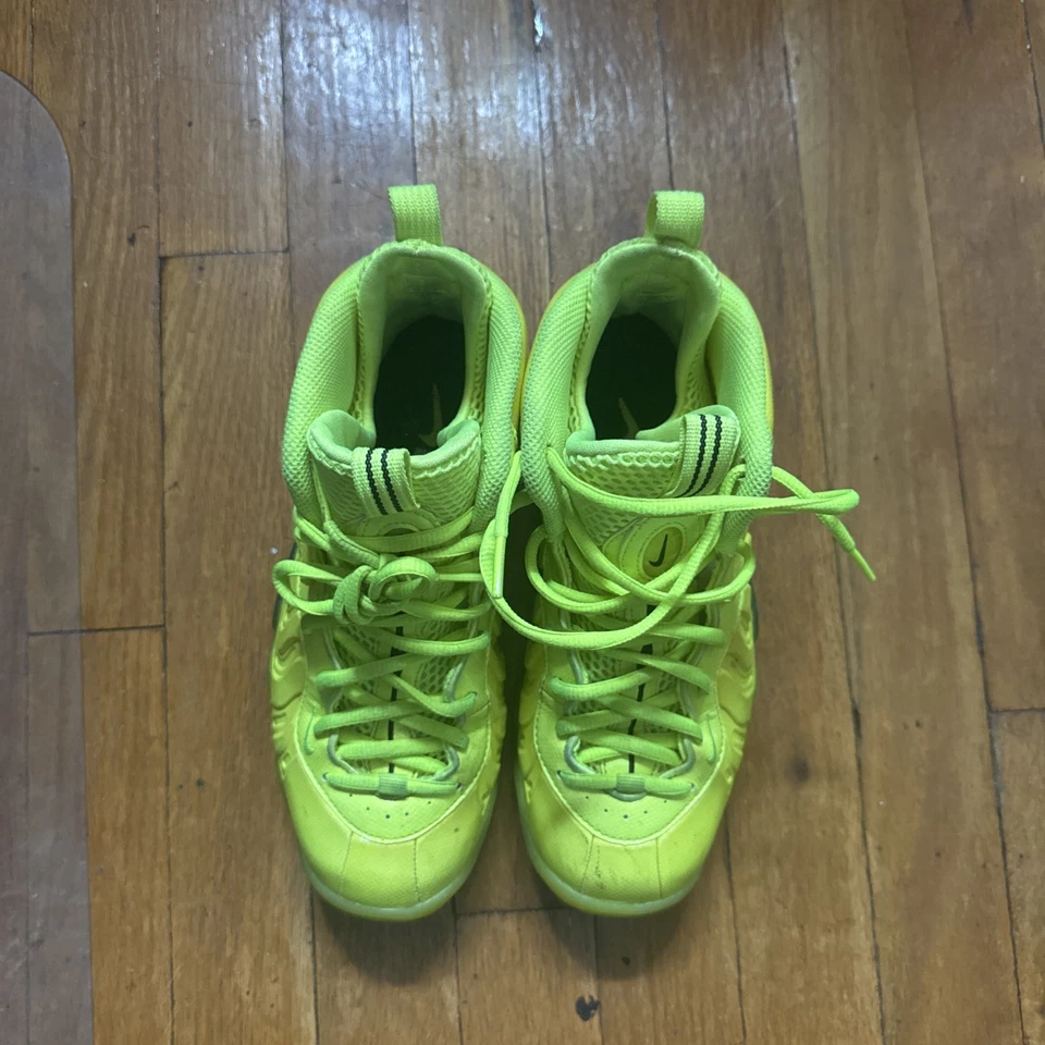 Tênis de basquete Nike Air Foamposite Kids 4Y Pro Volt verde neon/amarelo - Imagem 3 de 4
